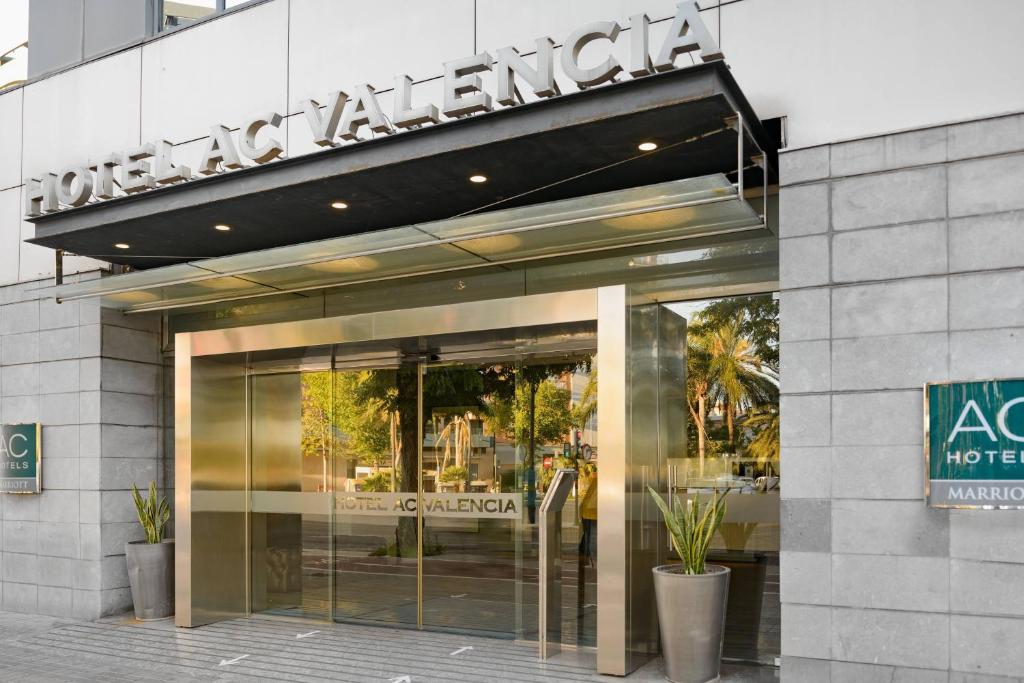 Entrada principal del Hotel AC Valencia, ideal para escapadas de Fin de Año con cena incluida.